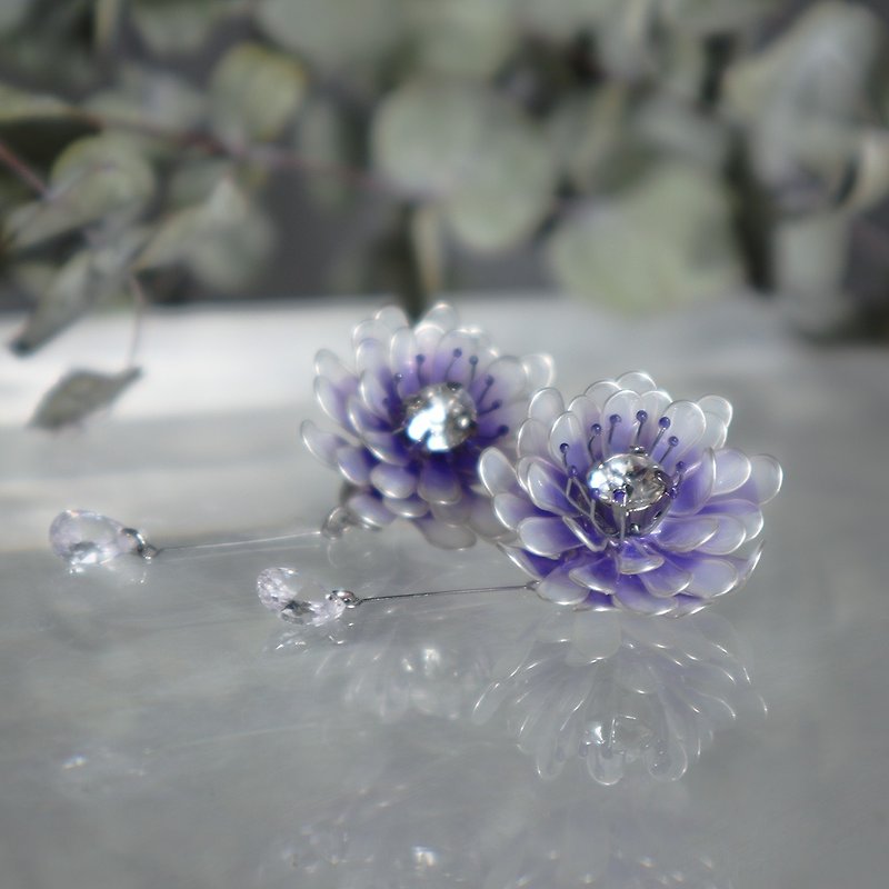 孔雀の花耳飾り　Purple - ピアス・イヤリング - その他の素材 パープル