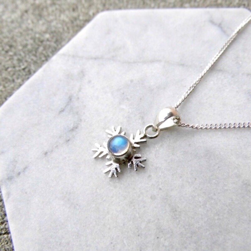 Moonlight stone 925 silver handmade snow design necklace - สร้อยคอ - เครื่องเพชรพลอย สีเงิน