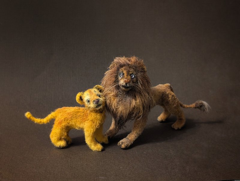 Lion with cub. Crocheted miniature. 7+5 cm. - 公仔/玩偶 - 其他材質 橘色