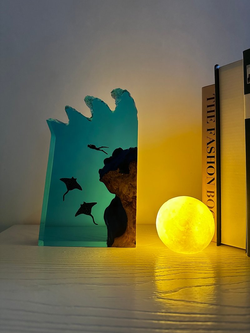 【客製】潛水員魔鬼魚立體海洋創意小夜燈 - 燈具/燈飾 - 樹脂 藍色