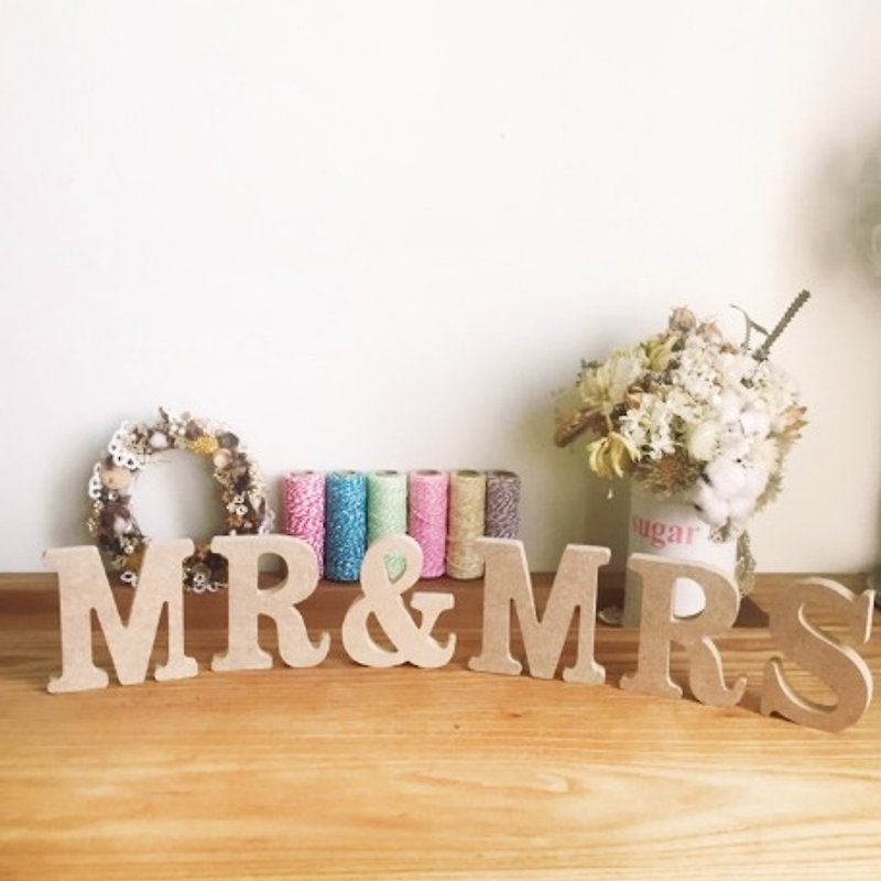 MR＆MRS次元文字は、結婚式の写真撮影は、素朴なスタイルの家具の小道具小道具の結婚式の装飾を配置しました。 - 置物 - 木製 ブラウン