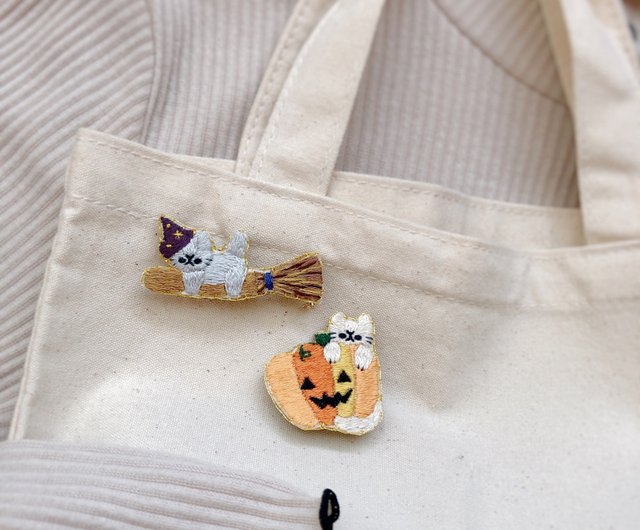 箒に乗る猫の刺繍ブローチ ハロウィン - ショップ ちむねこ ブローチ - Pinkoi