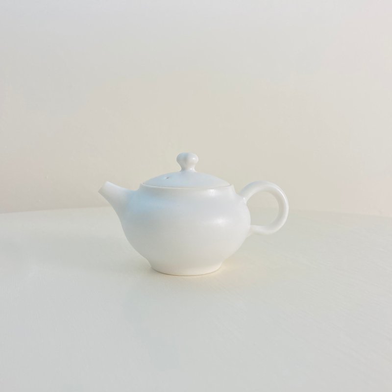 【茶具】白瓷小茶壺100ml－果實鈕蓋 - 茶壺/茶杯/茶具 - 瓷 白色