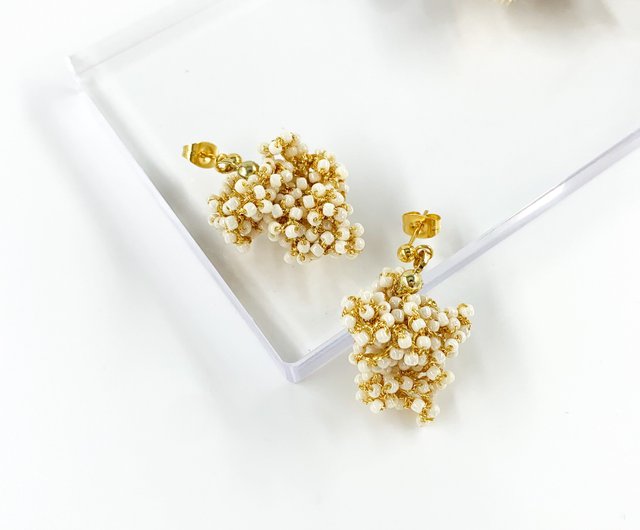 ピアス Beads,bouquet. ビーズ編み Color, Gold,Ivory. - ショップ 花ノ香 -hananokaori- ピアス・イヤリング  - Pinkoi