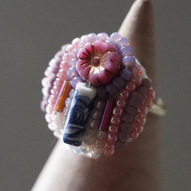 おしゃべりな指輪　80　フリーサイズ　ビーズ刺繍のリング　フラワー　ピンク　ブルー　マルチカラー - 戒指 - 塑膠 黑色