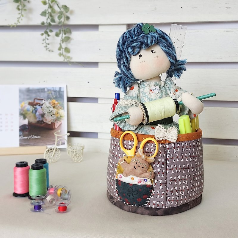 Doll-shaped desk storage bag | Cute and chic decorations - กล่องเก็บของ - ผ้าฝ้าย/ผ้าลินิน หลากหลายสี