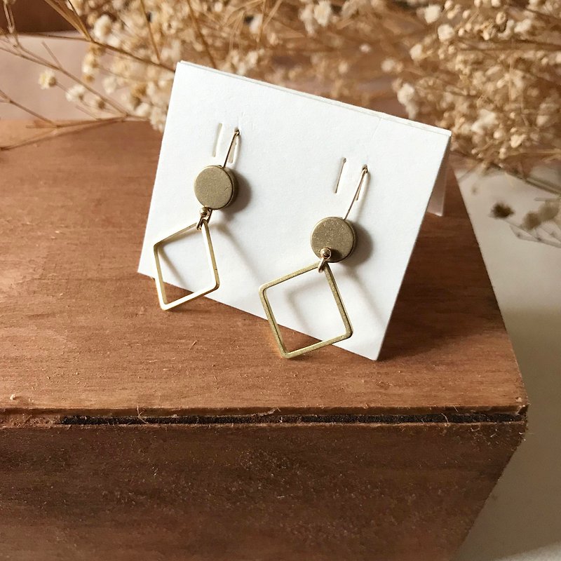 真鍮のイヤリング_耳の針_幾何学的なダイヤモンド - ピアス・イヤリング - 金属 ゴールド