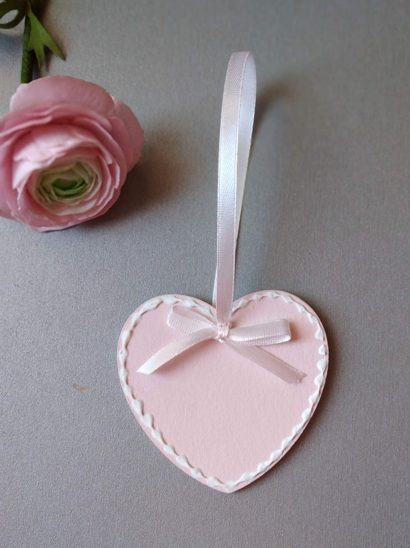 Hanging pink heart with white ornaments for girl's nursery Heart decor - 兒童家具 - 木頭 粉紅色