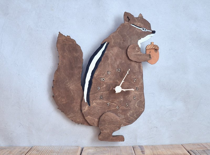 Severe and nihilistic chipmunk clock wooden wall clock - นาฬิกา - ไม้ สีนำ้ตาล