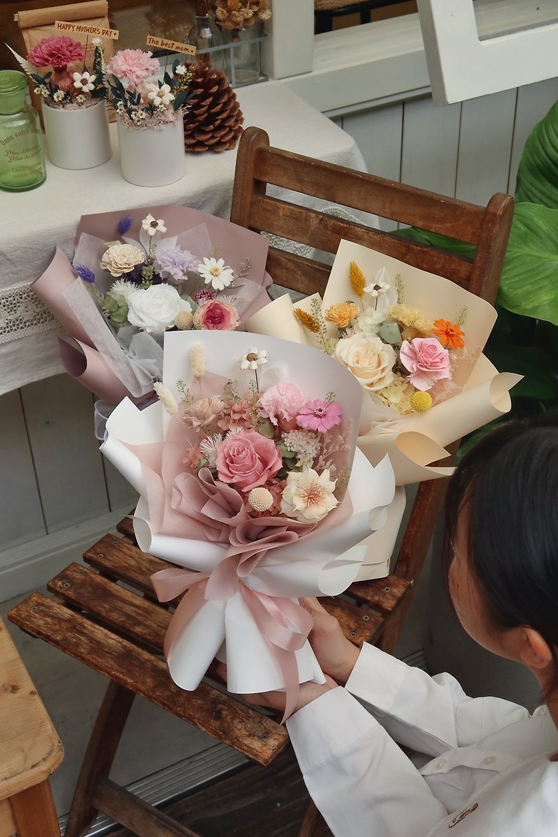Mother's Day Carnations Everlasting Bouquet - ช่อดอกไม้แห้ง - พืช/ดอกไม้ สึชมพู