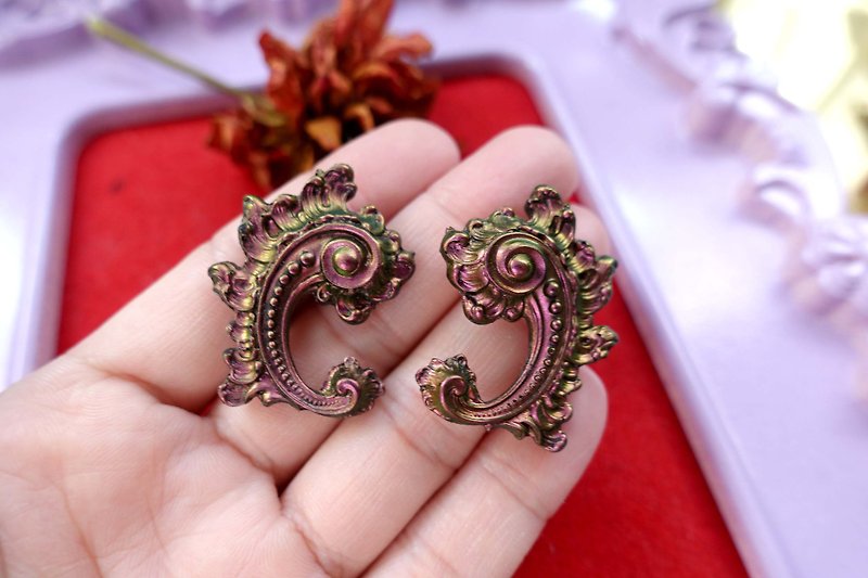 TIMBEE LO Metallic Symphony Golden Purple Palace Style Baroque Baroque Carved Stud Earrings