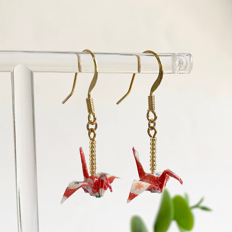 Japanese paper crane gold earring - 耳環/耳夾 - 紙 紅色