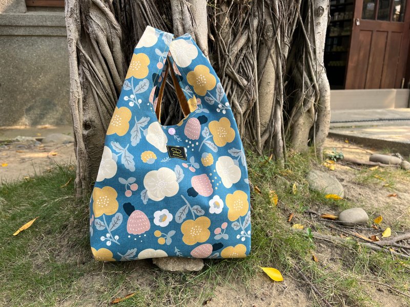 RuruRoad - Japanese lunch bag - cute flowers / blue background - Handbags & Totes - Cotton & Hemp Blue