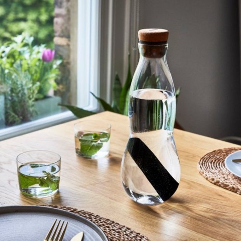 black+blum Eau Carafe 備長炭濾芯玻璃水瓶, 水松木樽蓋 1100ml - 杯子 - 玻璃 