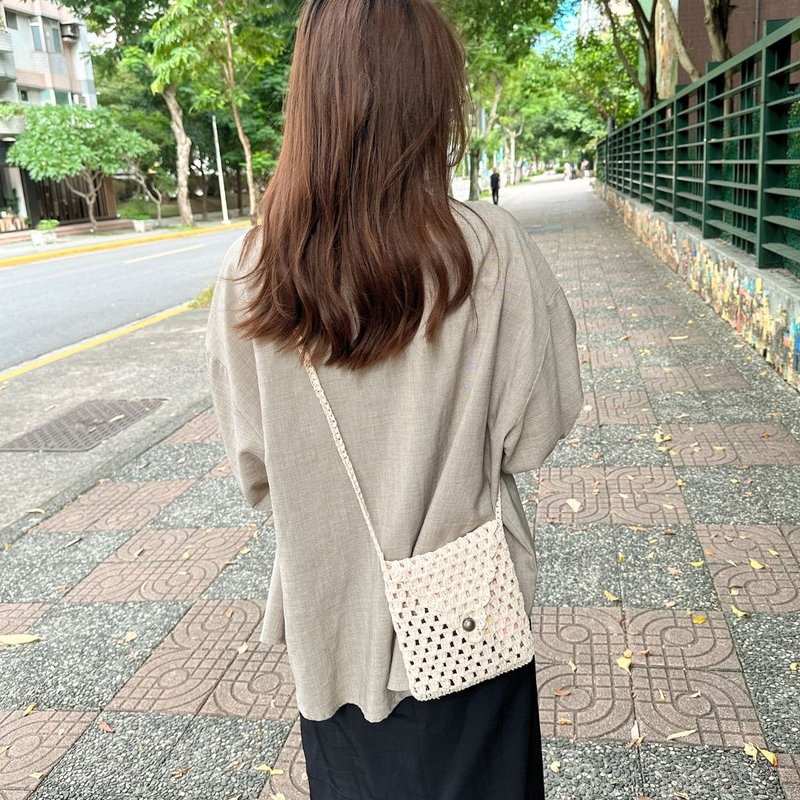 Envelope side backpack/raffia woven bag crocheted straw crossbody customizable color strap length - กระเป๋าแมสเซนเจอร์ - ผ้าฝ้าย/ผ้าลินิน ขาว