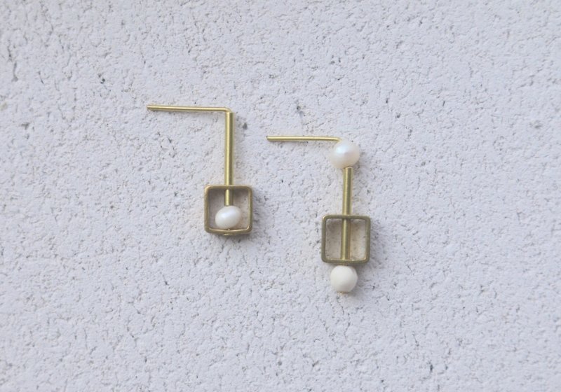 Pearl Brass Earrings 1082 Play - ต่างหู - เครื่องเพชรพลอย ขาว