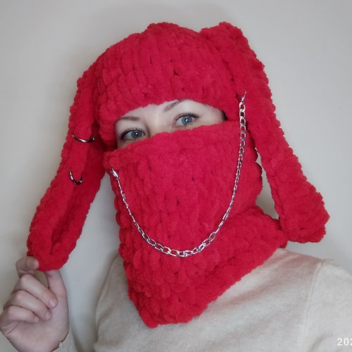 Alternative Crochet Boutique 紅兔子巴拉克拉法帽鉤針編織。 帶有兔耳和鏈條的蓬鬆巴拉克拉法