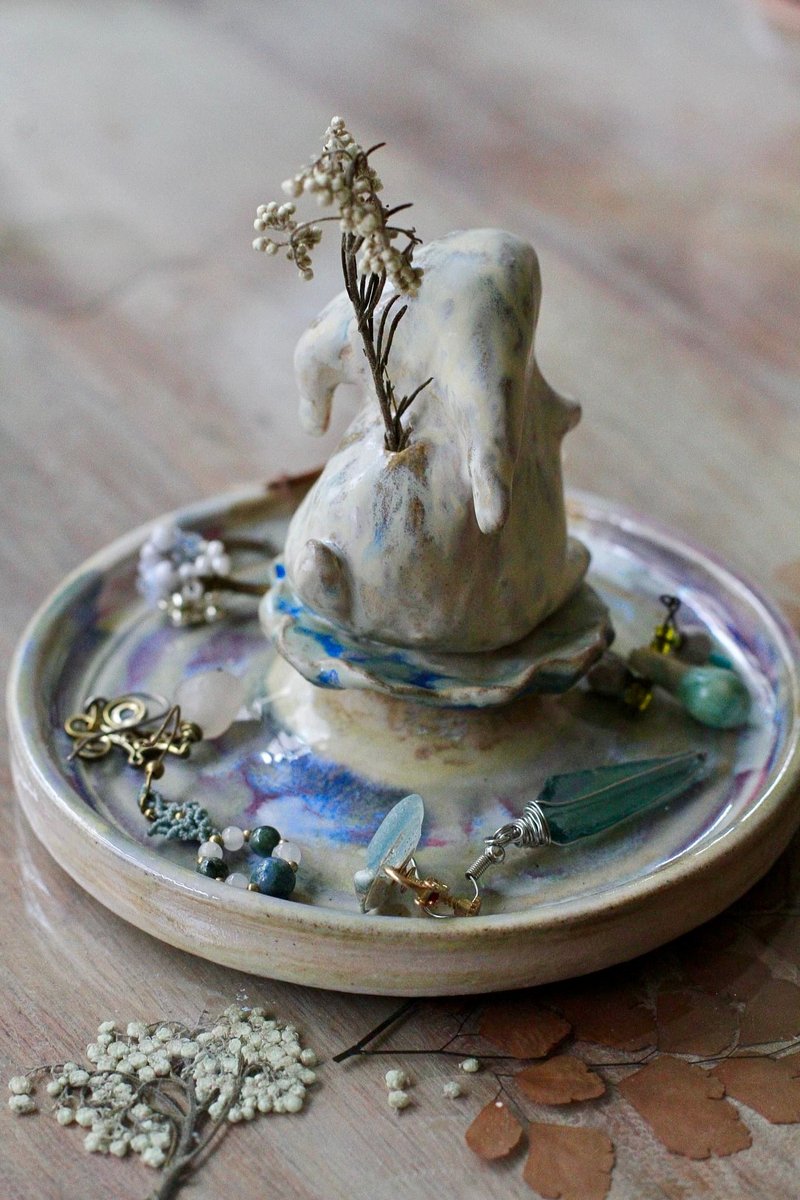 Hand-pinned ceramic beauty rabbit ornament plate - จานและถาด - ดินเผา ขาว