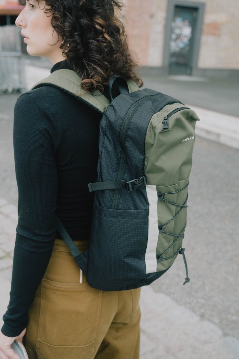 【DOUGHNUT】13インチ 撥水 ミニバックパック スケートボードバッグ ボトルポケット 韓国風-ミリタリーグリーン STC - パソコンバック・PCケース - サステナブル素材 グリーン