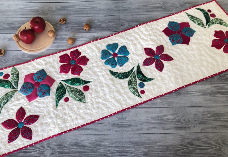 Quilted bordeaux flowers table runner, Blue flowers bed topper, Handmade quilted - 餐桌布/桌巾/餐墊 - 棉．麻 多色