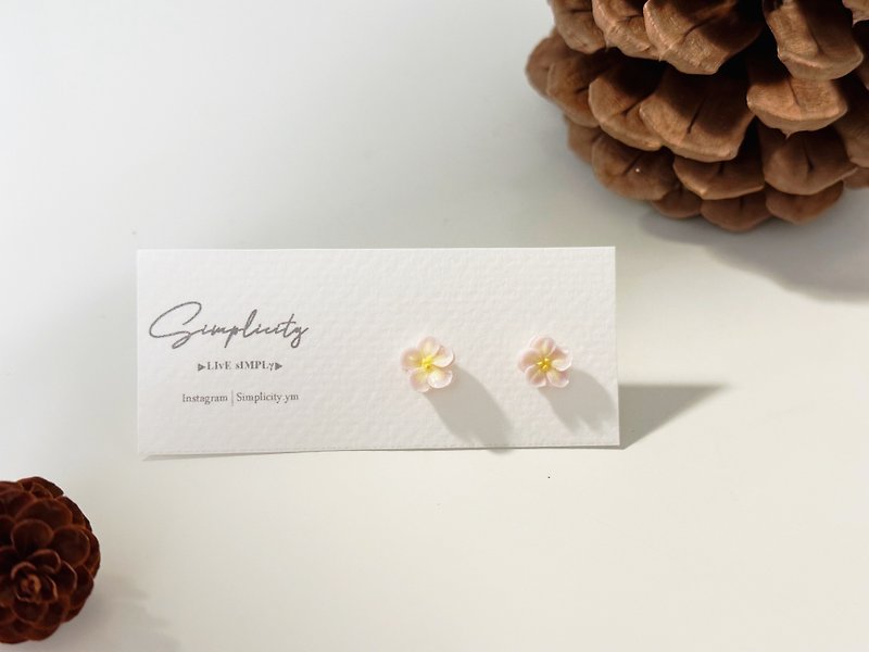 Simplicity | Clay Pink Flower Earrings - ต่างหู - วัสดุอื่นๆ สึชมพู