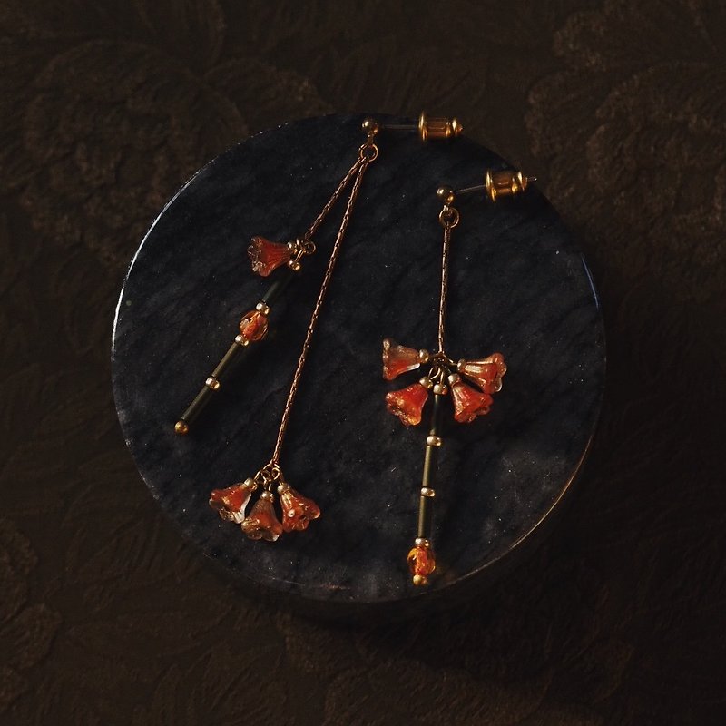 [Limited] minor flower asymmetrical orange glass beads Bronze earrings