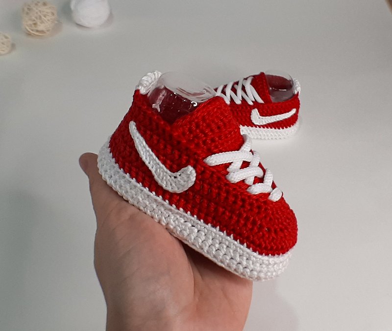 Baby girl booty red crochet baby shoes, gift for baby girl, newborn booties - รองเท้าเด็ก - วัสดุอื่นๆ สีแดง