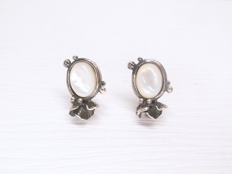 Ermao Silver[morning dew package setting-petal fishtail design earrings] shells. Sterling silver. A pair - ต่างหู - เงินแท้ สีเงิน