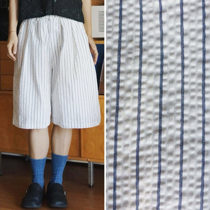 牛仔藍白豎條紋 中性 夏季五分褲廓形短褲 凹凸肌理泡泡棉 - 女短褲/五分褲 - 棉．麻 白色
