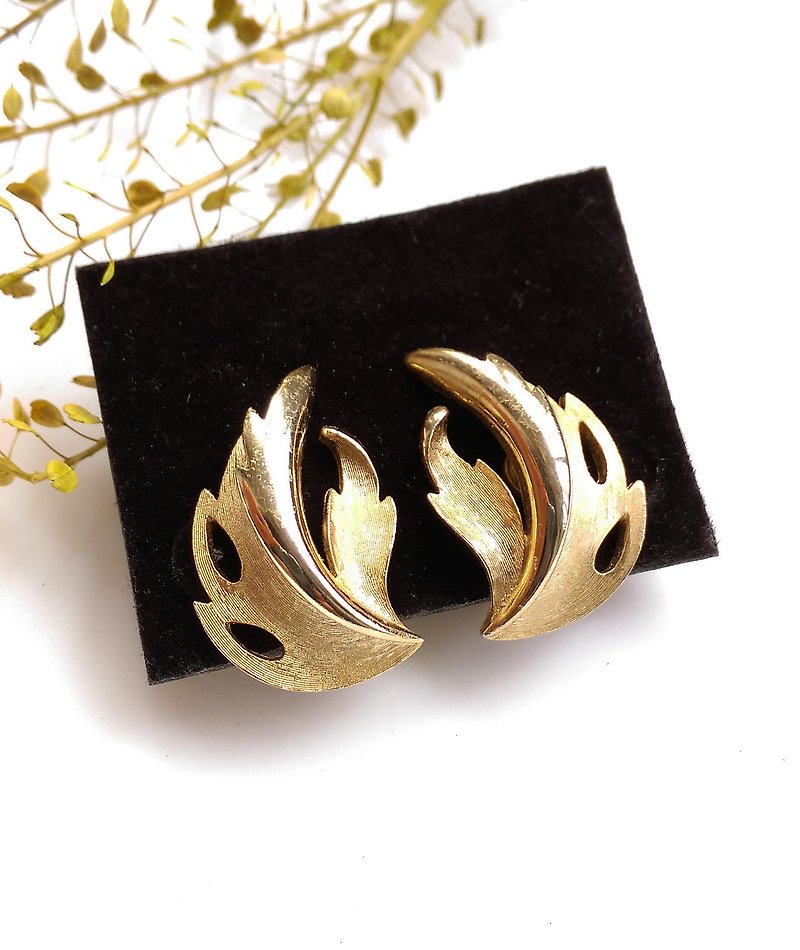 [Western antique jewelry / old age] TRIFARI streamline brush metal clip earrings - ต่างหู - โลหะ สีทอง