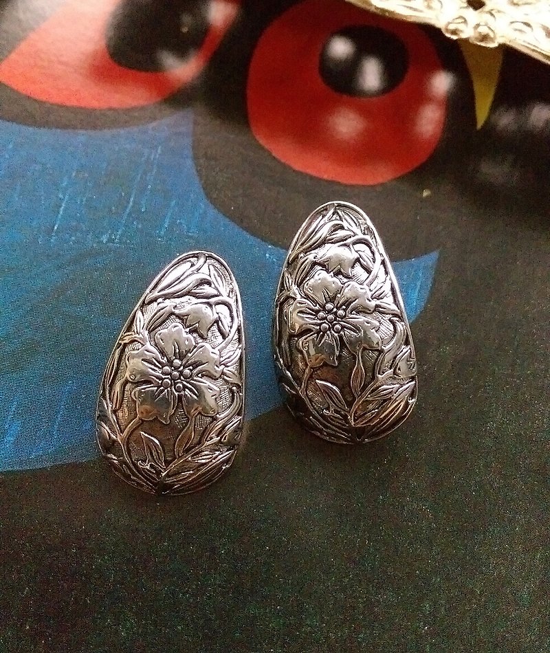 [Western antique jewelry / old age] fine silver plated carved flower clip earrings - Earrings & Clip-ons - Other Metals Silver