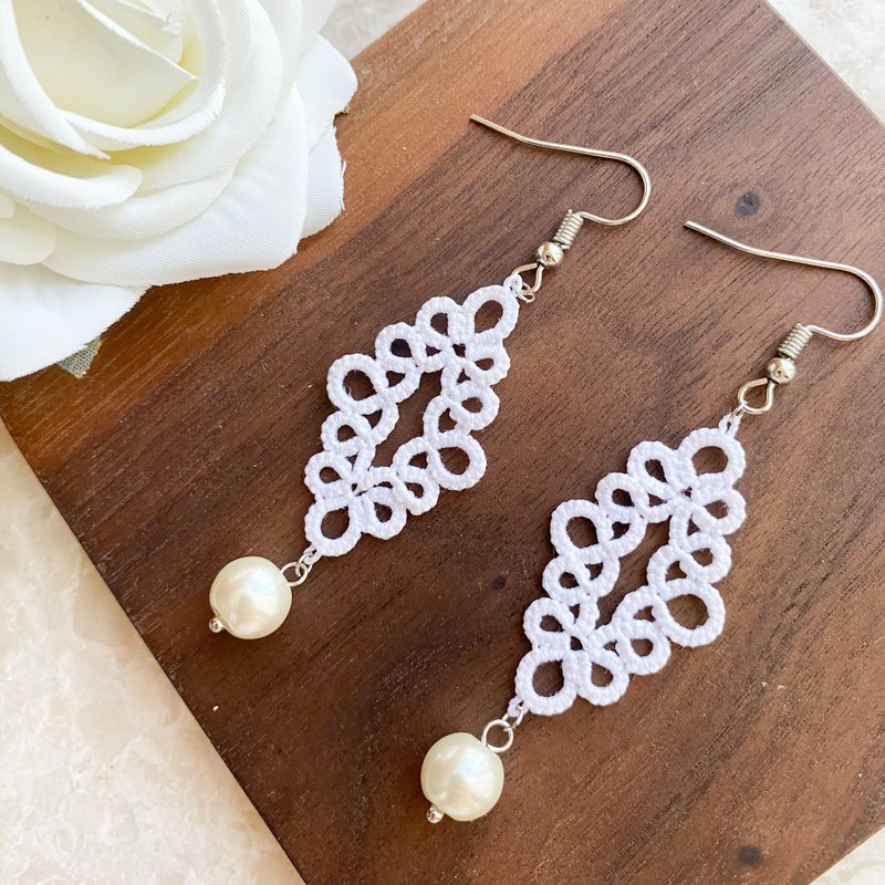 手工梭織菱形白色耳環 - 耳環/耳夾/耳骨夾 - 棉．麻 白色