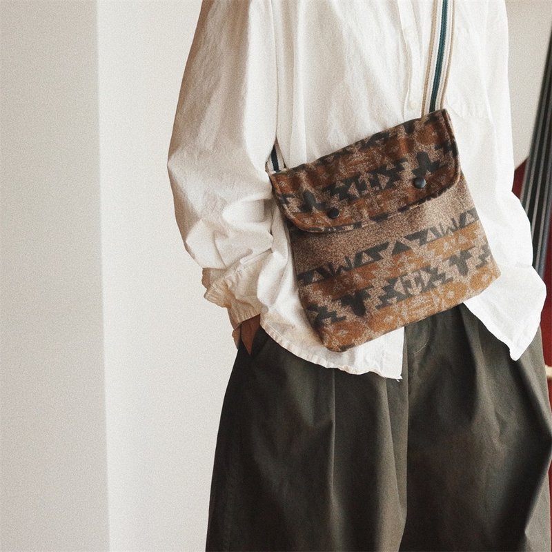 Brown unisex shoulder bag retro Indiana Navajo style imported wool material - กระเป๋าแมสเซนเจอร์ - ขนแกะ สีนำ้ตาล