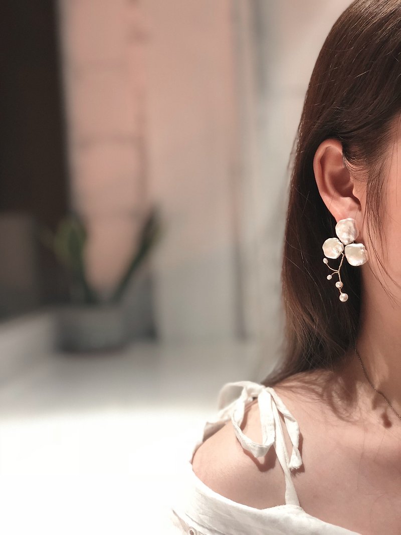 Hand-made earrings natural pearl / flower / alloy / winding Bridal elegance
