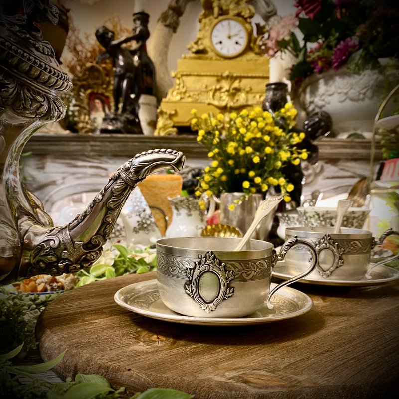 フランス ルイ 16 世様式のカルトゥーシュ仕上げのスターリング シルバー カップとプレートのセット/スターリング シルバー スプーン付き - その他のカップ - スターリングシルバー シルバー