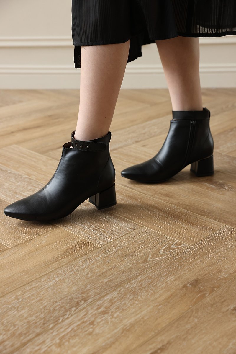 Generous and black. Ankle strap (removable) personalized mid-heel boots Taiwan handmade full cowhide air cushion