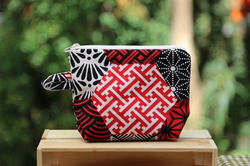 Canvas storage bag / black and red (medium / large) / secret garden (large) - กระเป๋าเครื่องสำอาง - ผ้าฝ้าย/ผ้าลินิน 