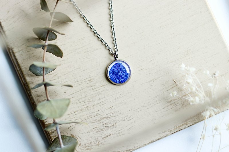 Hydrangeas (Navy blue) – Necklace 10 mm. - สร้อยคอ - พืช/ดอกไม้ สีน้ำเงิน