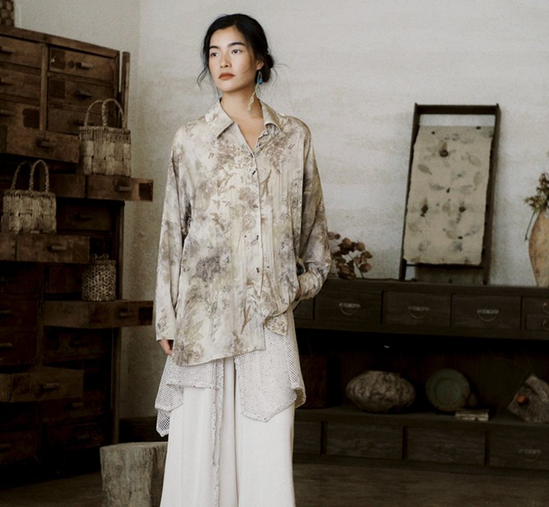 【拓染植物染】新中式復古藏風 葉脈肌理襯衫 - 女襯衫 - 其他材質 灰色