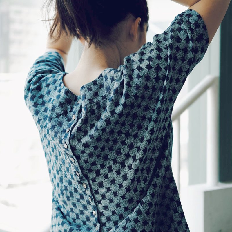 Mokk : Indigo Back-buttons Cotton Top - 女上衣/長袖上衣 - 棉．麻 藍色