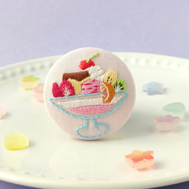 フルーツプリンパフェ刺繍ブローチ　プリンアラモード - 胸針 - 棉．麻 粉紅色