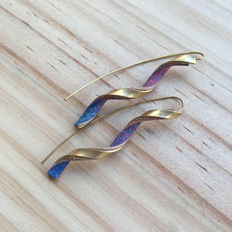 Swirl-Brass Spiral Hand Dyed Leather Earrings - ต่างหู - หนังแท้ หลากหลายสี