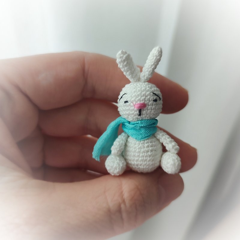 Miniature bunny crochet. Micro amigurumi rabbit. White bunny. Pet for dollhouse. - ตุ๊กตา - ผ้าฝ้าย/ผ้าลินิน ขาว