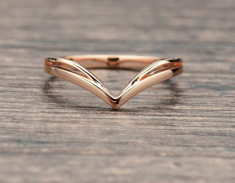 Unique V-shaped Band in 18K Rose Gold - General Rings - Diamond Gold