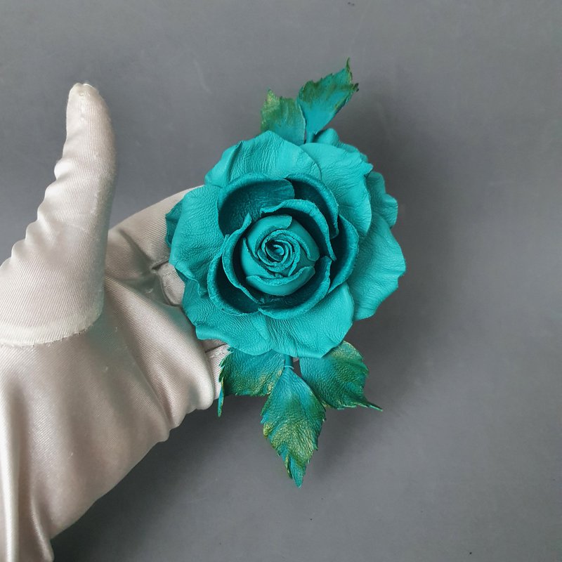 皮革胸針 Rose leather brooch for her Leather women's jewelry - 胸針 - 真皮 綠色
