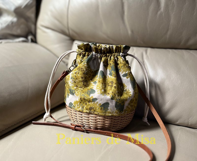 Small floral pattern drawstring basket bag - กระเป๋าแมสเซนเจอร์ - ผ้าฝ้าย/ผ้าลินิน สีกากี