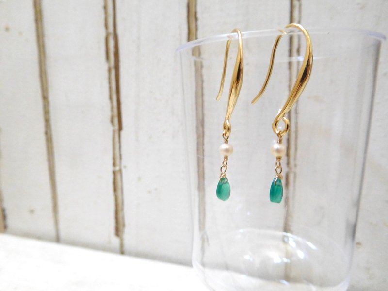 Curved hook green agate earrings in 14k gold - ต่างหู - โลหะ สีเขียว