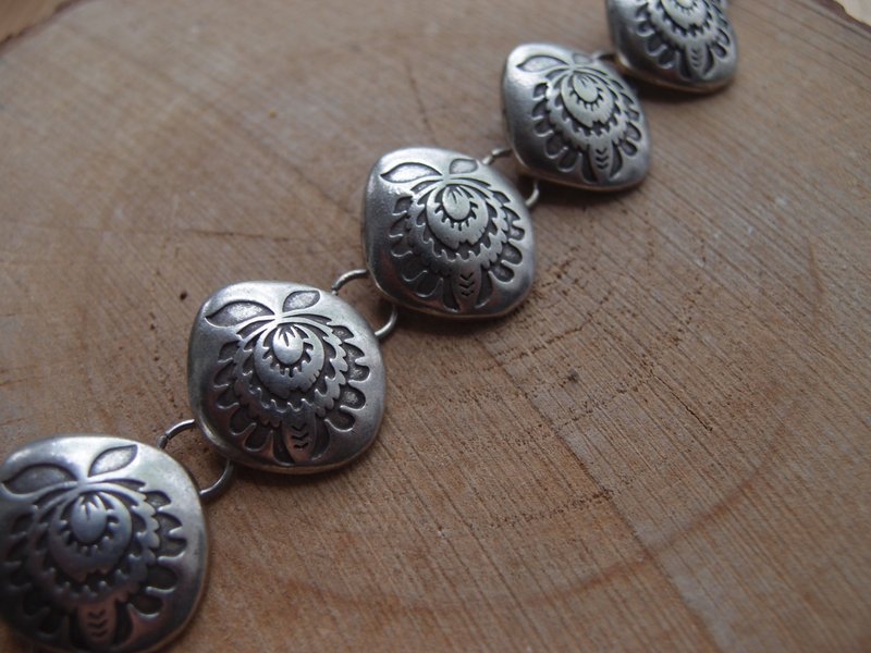 Floral bracelet in ethnic old world style adjustable size wirg toggle clasp - 手鍊/手環 - 銀 銀色