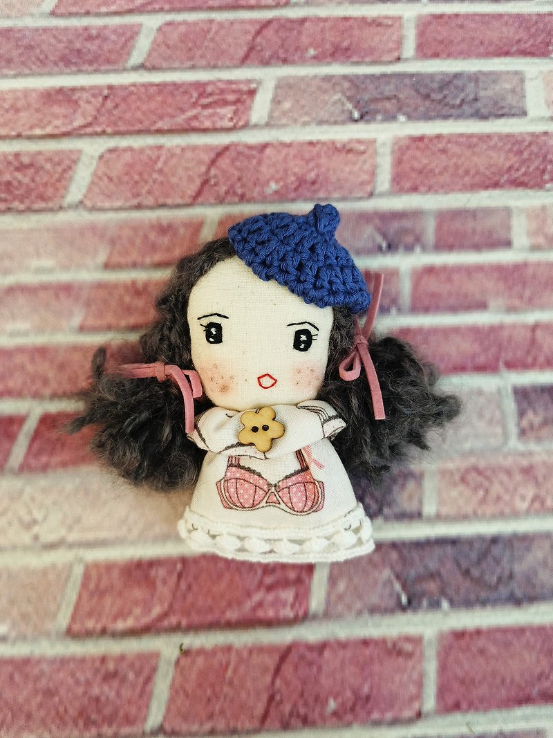 手作りブローチ-ベレー帽のかわいい女の子 - 人形・フィギュア - コットン・麻 ピンク