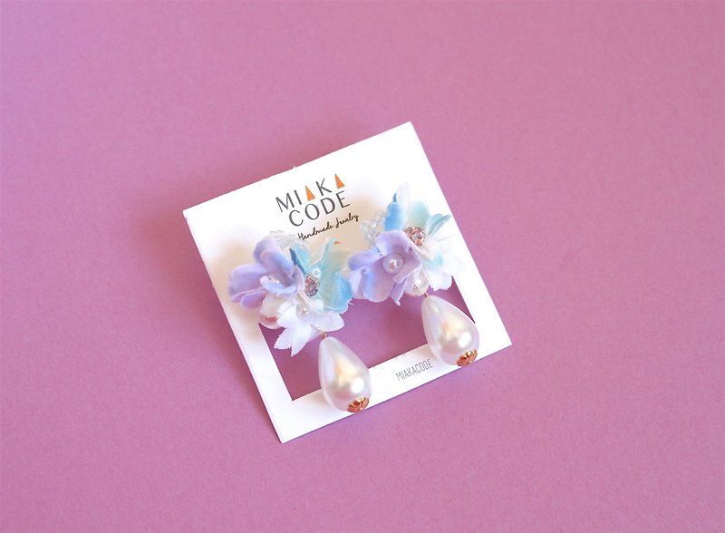 手ビーズの花（青紫色）ドロップ形の真珠の耳鍼日本/クリップオンイヤリング - ピアス・イヤリング - 寄せ植え・花 ブルー